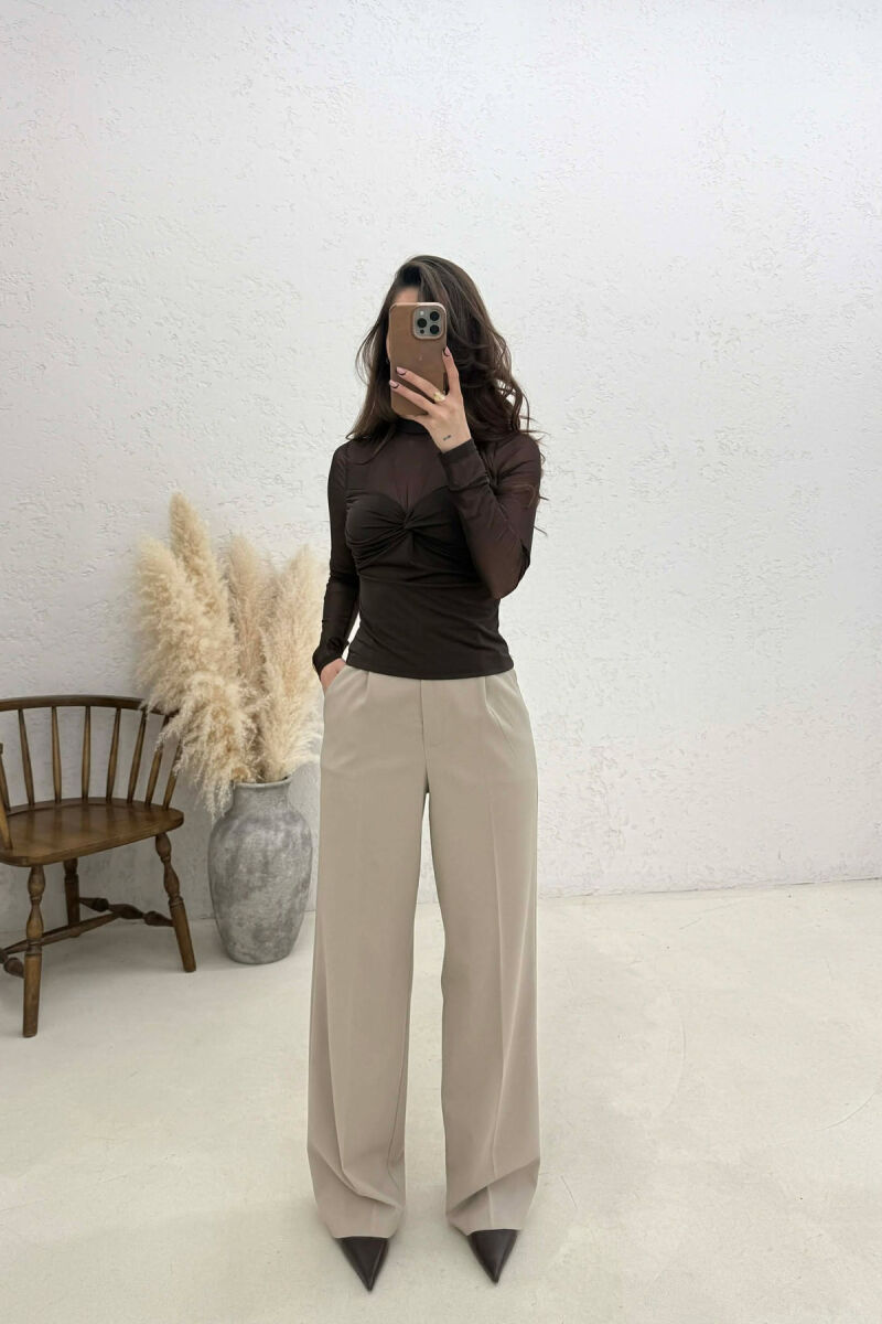 BLUZE NJE NGJYRESHE ME DETAJ TYLI PER FEMRA NE NGJYRE KAFE - 2