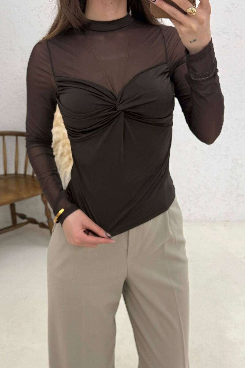 BLUZE NJE NGJYRESHE ME DETAJ TYLI PER FEMRA NE NGJYRE KAFE - 3