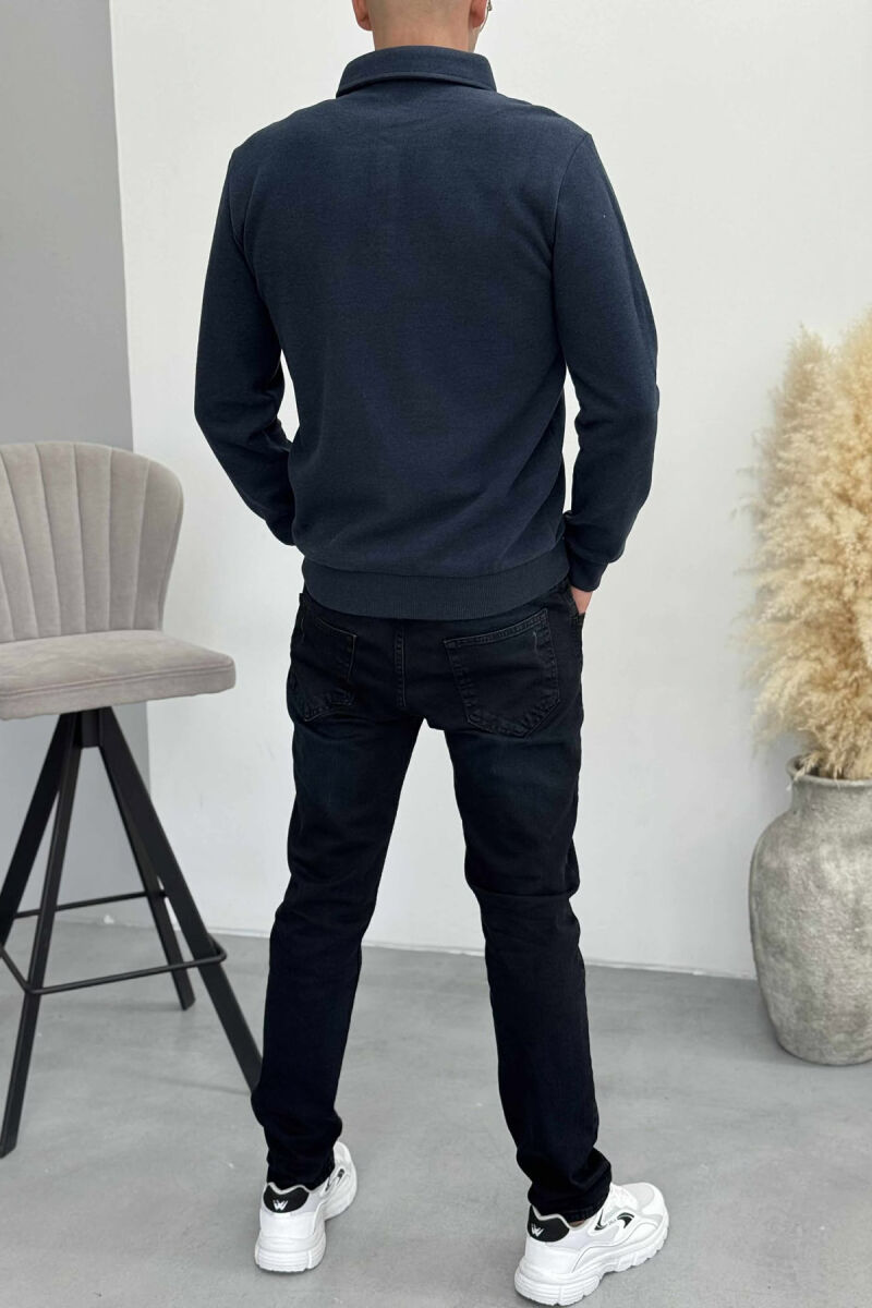 BLUZË NJË NGJYRËSHE ME JAKË POLO DHE BUTONA PËR MESHKUJ NË NGJYRËN BLU LEJLA - 4