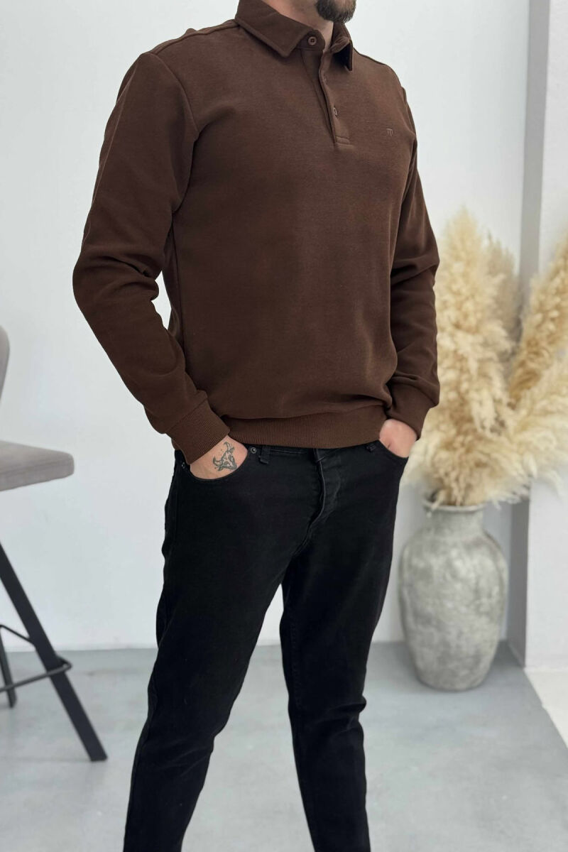 BLUZË NJË NGJYRËSHE ME JAKË POLO DHE BUTONA PËR MESHKUJ NË NGJYRËN KAFE - 4