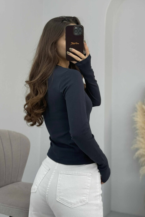 BLUZE NJE NGJYRESHE ME JAKE TE RRUMBULLAKET PER FEMRA NE NGJYRE BLU TE ERRET - 2