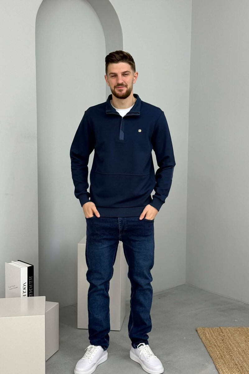 BLUZË NJËNGJYRËSHE ME LOGO TË VOGËL GOLD PËR MESHKUJ NË NGJYRËN BLU TË ERRËT - 4