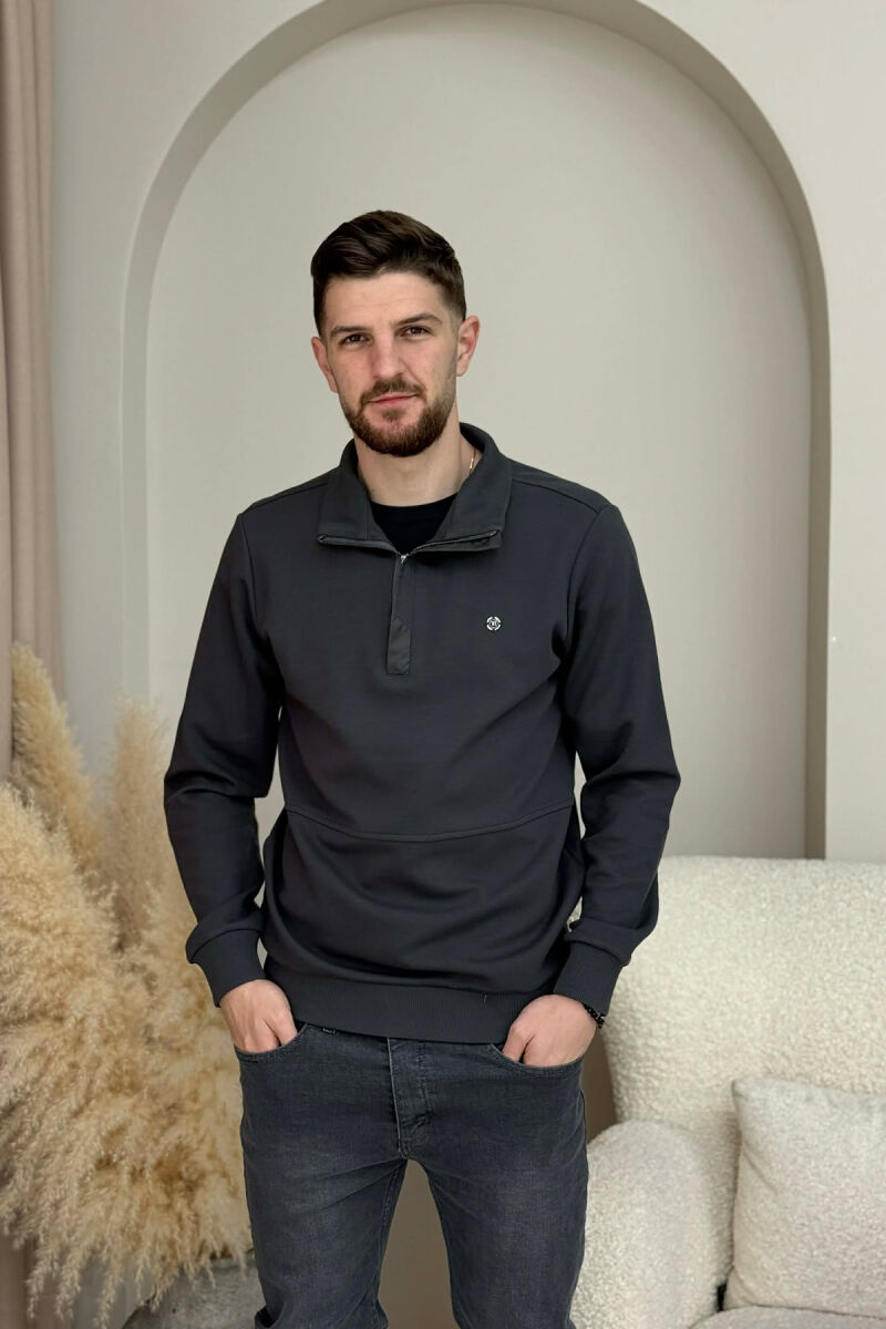 BLUZË NJËNGJYRËSHE ME LOGO TË VOGËL GOLD PËR MESHKUJ NË NGJYRËN GRI TË ERRËT - 3