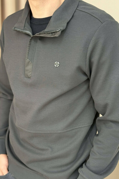 BLUZË NJËNGJYRËSHE ME LOGO TË VOGËL GOLD PËR MESHKUJ NË NGJYRËN GRI TË ERRËT - 4