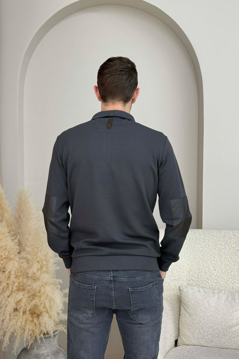 BLUZË NJËNGJYRËSHE ME LOGO TË VOGËL GOLD PËR MESHKUJ NË NGJYRËN GRI TË ERRËT - 5