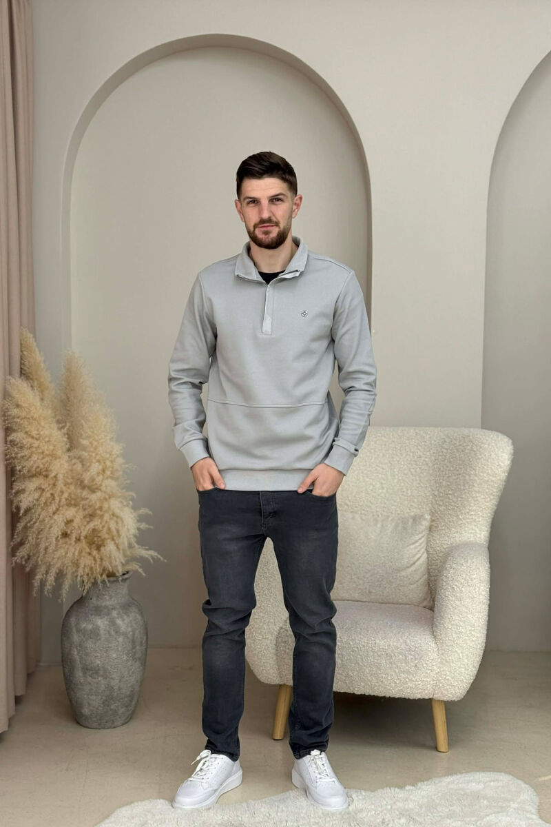 BLUZË NJËNGJYRËSHE ME LOGO TË VOGËL GOLD PËR MESHKUJ NË NGJYRËN GRI TË ZBARDHUR - 2