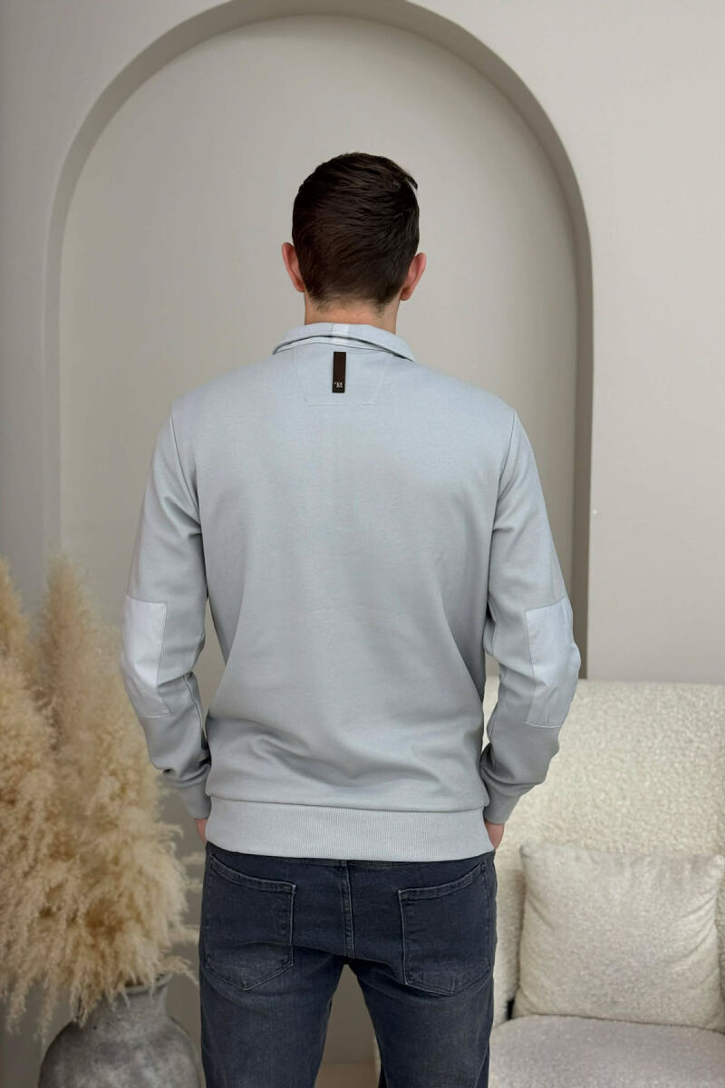 BLUZË NJËNGJYRËSHE ME LOGO TË VOGËL GOLD PËR MESHKUJ NË NGJYRËN GRI TË ZBARDHUR - 3