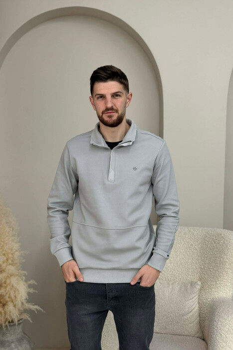 BLUZË NJËNGJYRËSHE ME LOGO TË VOGËL GOLD PËR MESHKUJ NË NGJYRËN GRI TË ZBARDHUR - 4