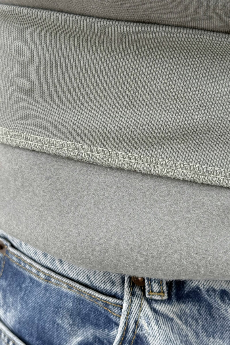 BLUZË NJËNGJYRËSHE ME PUSH DHE ME JAKË ME ZINXHIR PËR MESHKUJ NË NGJYRËN GRI - 2