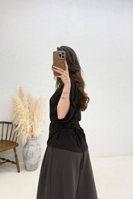 BLUZE NJE NGJYRESHE ME DETAJIN E LIDHSEVE PER FEMRA NE NGJYRE KAFE TE ERRET - 4