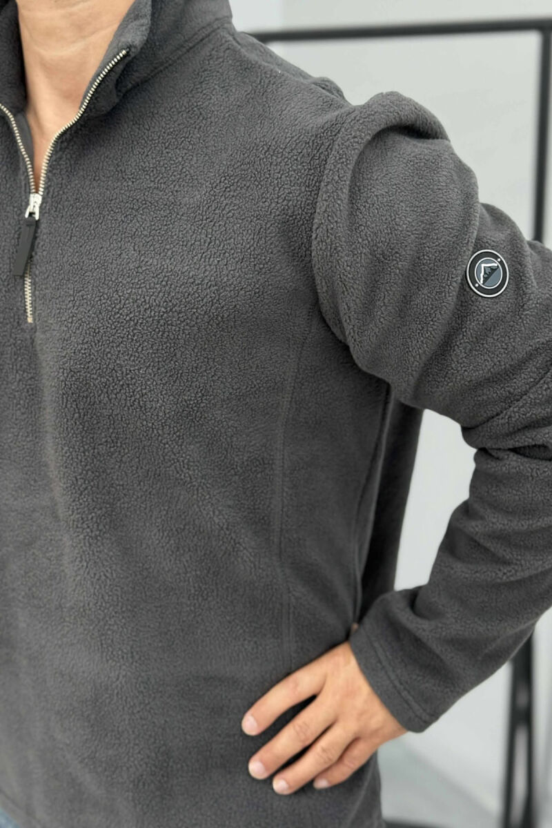 BLUZË POLARE NJË NGJYRËSHE ME JAKË ME ZINXHIR PËR MESHKUJ NË NGJYRËN GRI TË ERRËT - 2