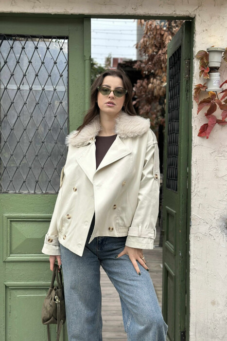 XHAKETË E SHKURTËR ME DETAJE BUTONASH DHE JAKË ME PUSH PËR FEMRA NË NGJYRË KREM 