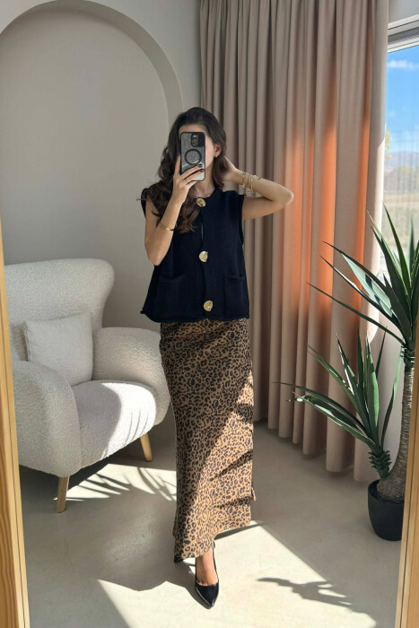 JELEK I THJESHTË I THURRUR ME DETAJIN E BUTONAVE PËR FEMRA NË NGJYRË TË ZEZË 