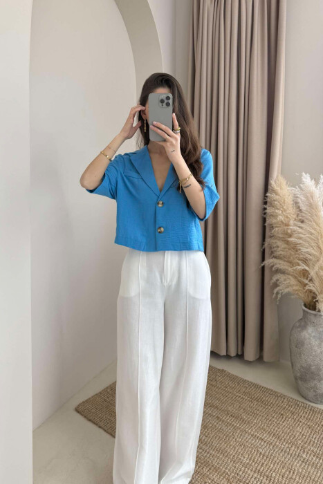 KËMISHE NJË NGJYRËSHE ME KOPSA PËR FEMRA NË NGJYRËN BLU E ZBARDHUR - KLAUDIO FASHION