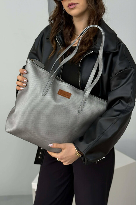 ÇANTE E THJESHTE NJE NGJYRESHE PER FEMRA NE NGJYRE GRI - 2