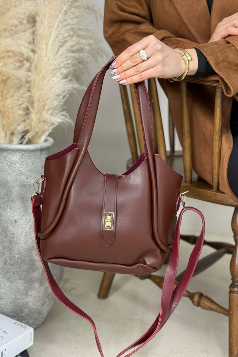 ÇANTE LEKURE E THJESHTE NJE NGJYRESHE PER FEMRA NE NGJYRE VISHNJE - 4