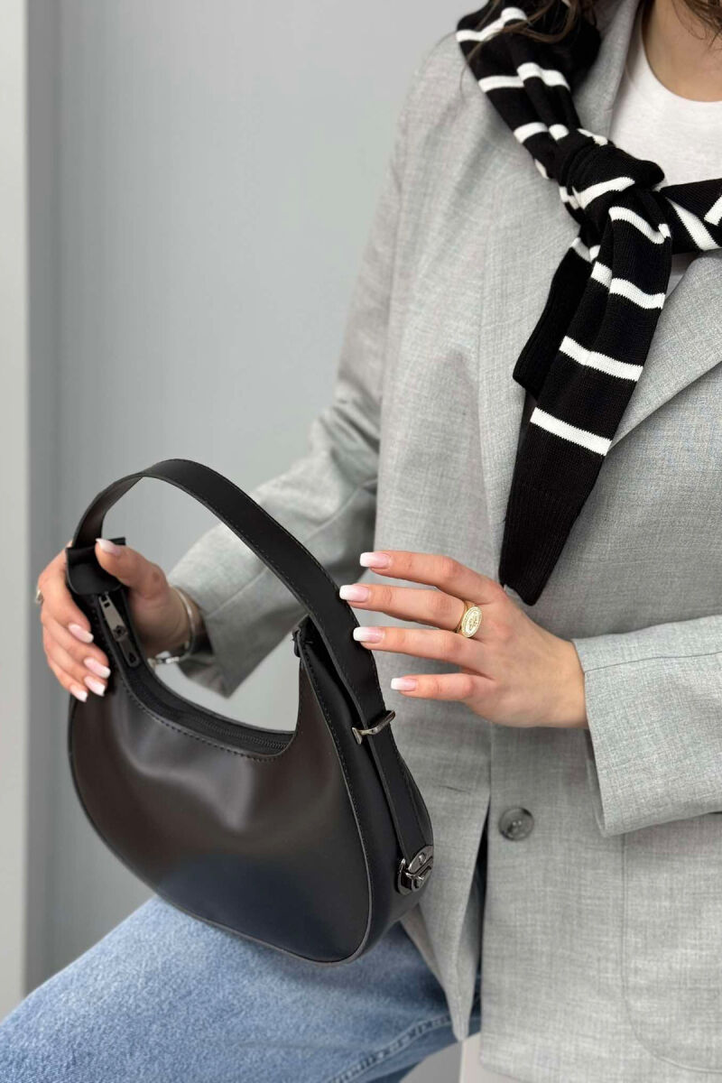 ÇANTË LËKURE E THJESHTË PËR FEMRA NË NGJYRËN E ZEZË - 5