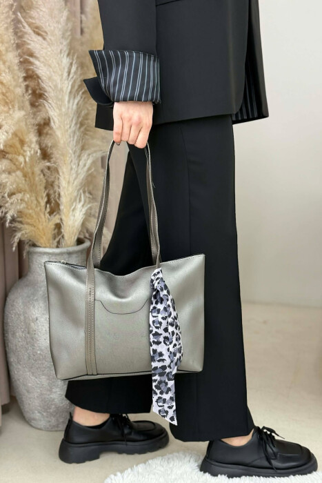 ÇANTE NJE NGJYRESHE ME DETAJIN E SHALLIT DHE ZINXHIR PER FEMRA NE NGJYRE GRI - 3