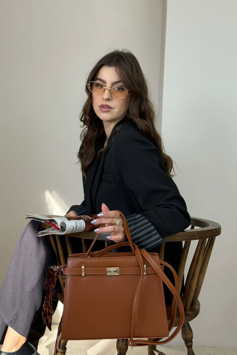 ÇANTE NJE NGJYRESHE LEKURE ME ZINXHIR PER FEMRA NE NGJYRE KAFE - 7