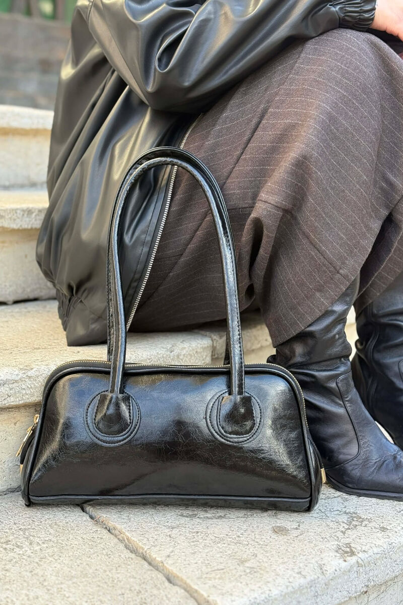 ÇANTE NJE NGJYRESHE LEKURE ME ZINXHIR PER FEMRA NE NGJYRE TE ZEZE - 1