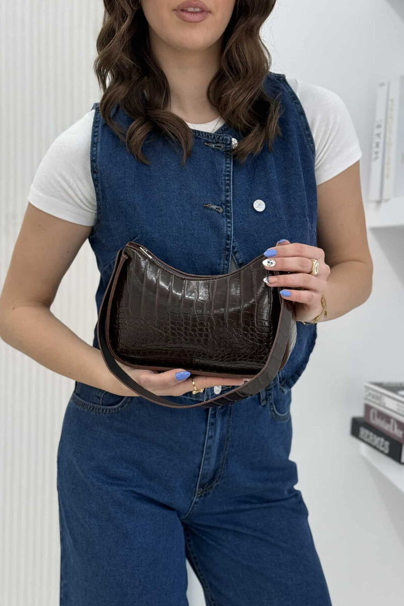 ÇANTË NJË NGJYRËSHE ME ZINXHIR PËR FEMRA NË NGJYRËN KAFE E ERRËT - 2