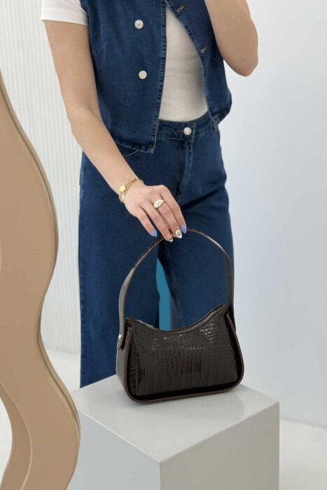 ÇANTË NJË NGJYRËSHE ME ZINXHIR PËR FEMRA NË NGJYRËN KAFE E ERRËT - 3