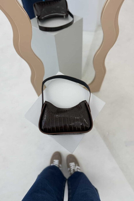 ÇANTË NJË NGJYRËSHE ME ZINXHIR PËR FEMRA NË NGJYRËN KAFE E ERRËT - 4