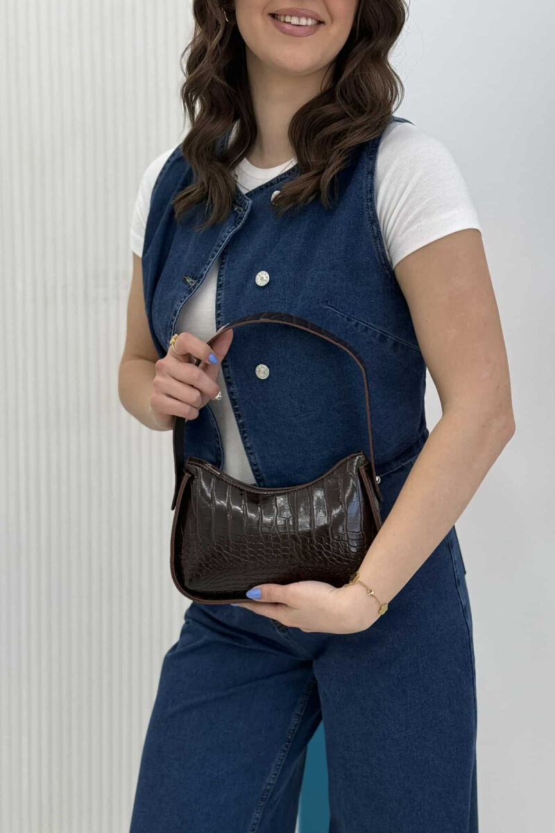 ÇANTË NJË NGJYRËSHE ME ZINXHIR PËR FEMRA NË NGJYRËN KAFE E ERRËT - 5