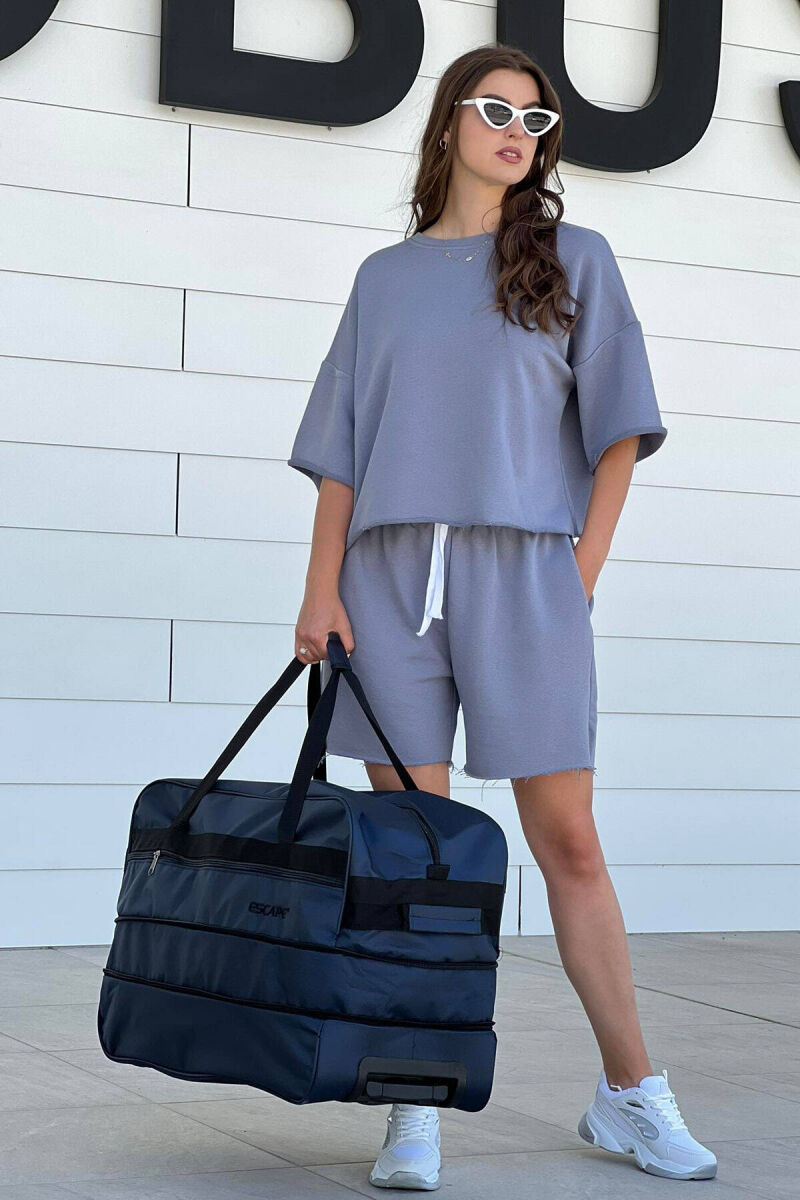 ÇANTË UDHËTIMI ME DOREZË DHE RROTA NË NGJYRËN BLU TË ERRËT - 1