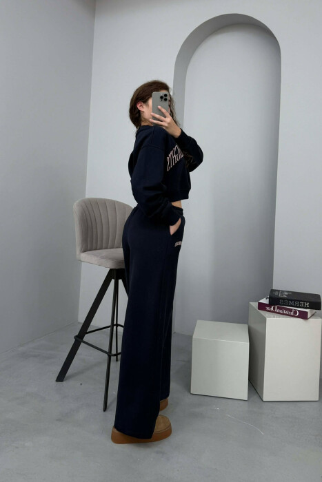 CROPPED SWEATSHIRT+SWEATPANTS WRITTINGS WOMEN SET DARK BLUE/BEE - 4