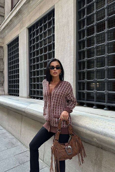 PULOVËR ME DIZENJO TË NDRYSHME PËR FEMRA NË NGJYRËN KAFE - KLAUDIO FASHION