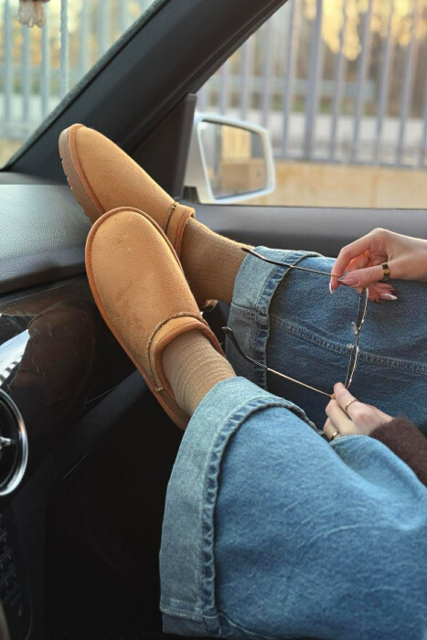 FLUFFY ONE COLOR SHORT WOMEN UGG BROWN/KAFE - 2