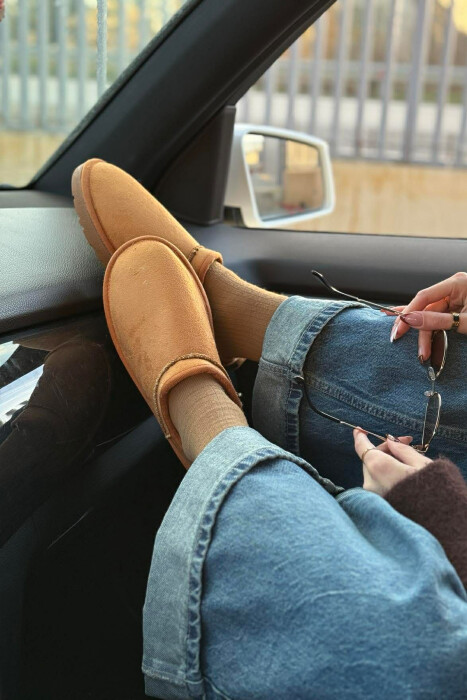 FLUFFY ONE COLOR SHORT WOMEN UGG BROWN/KAFE - 6