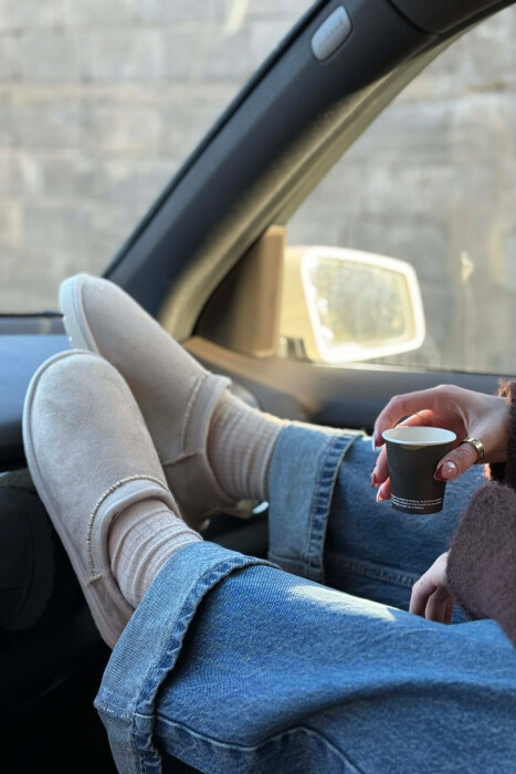 UGG NJE NGJYRESHE ME PUSH PER FEMRA NE NGJYRE KREM 