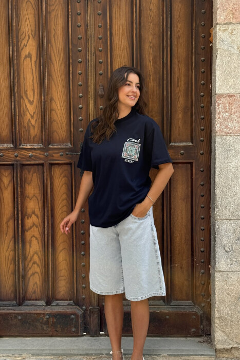 T-SHIRT I THJESHTË ME SHKRIME PËR FEMRA NË NGJYRËN BLU E ERRËT 