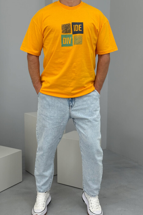 T-SHIRT I THJESHTË ME SHKRIME PËR MESHKUJ NË NGJYRËN MUSTARDË 