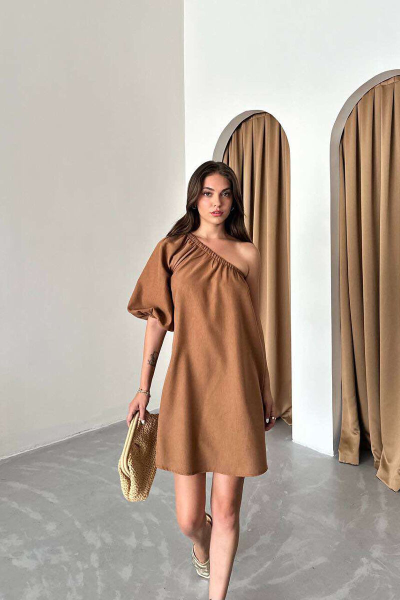 FUSTAN I THJESHTË ME NJË MËNGË PËR FEMRA NË NGJYRËN KAFE - 1