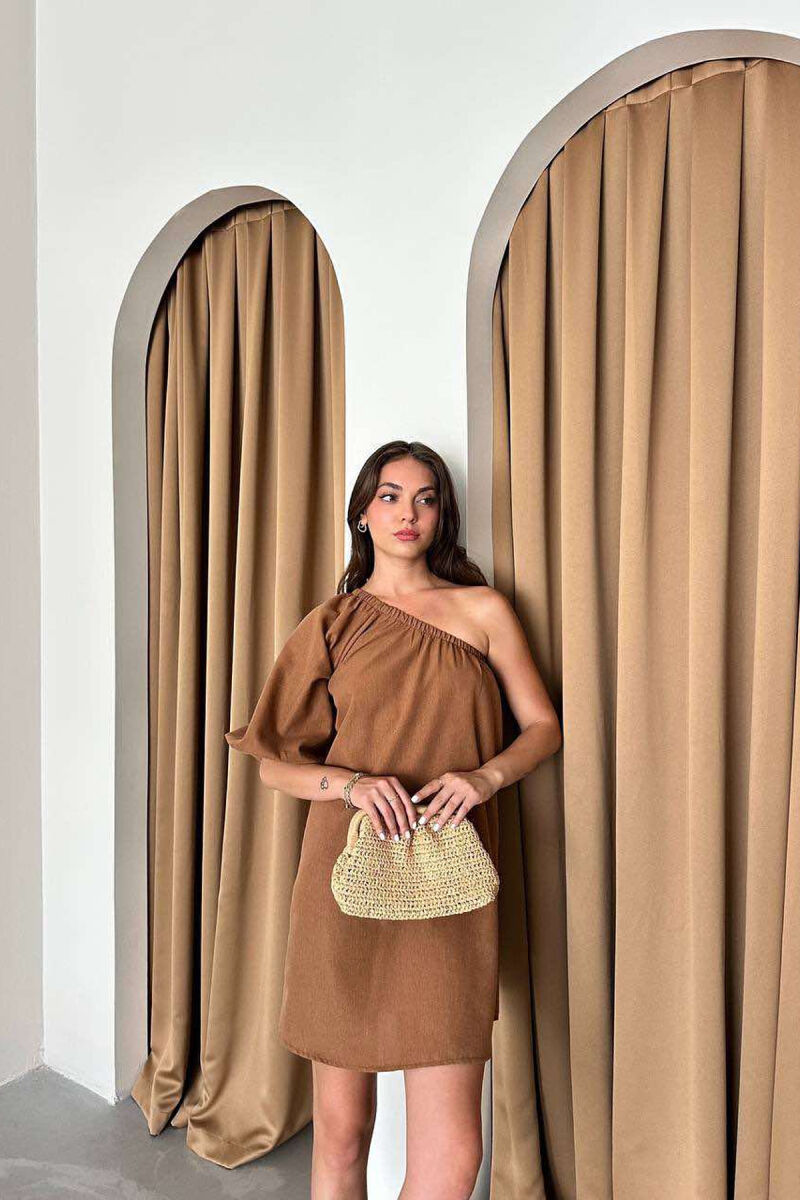 FUSTAN I THJESHTË ME NJË MËNGË PËR FEMRA NË NGJYRËN KAFE - 2