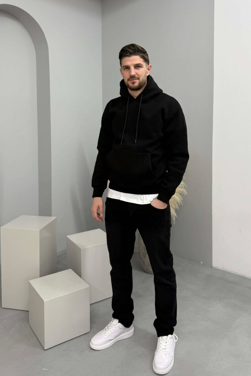 HOODIE E THJESHTE NJË NGJYRESHE ME PUSH PER MESHKUJ NE NGJYRE TE ZEZE - 2