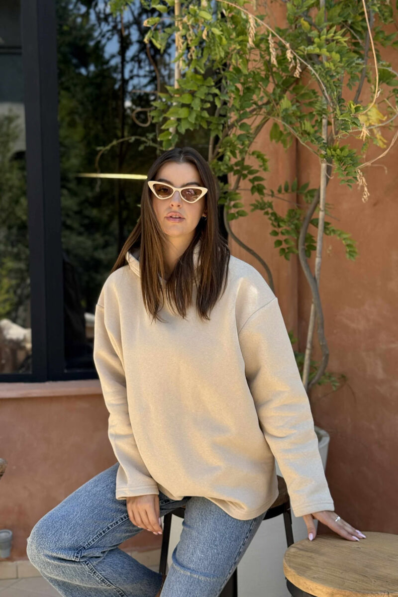 HOODIE E THJESHTË NJË NGJYRËSHE ME PUSH PËR FEMRA NË NGJYRËN BEZHË - 2