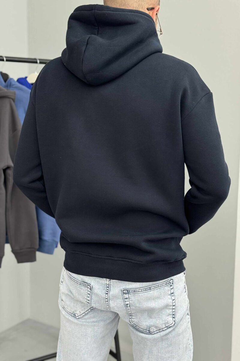 HOODIE E THJESHTË NJËNGJYRËSHE ME PUSH PËR MESHKUJ NË NGJYRËN BLU TË ERRËT - 3