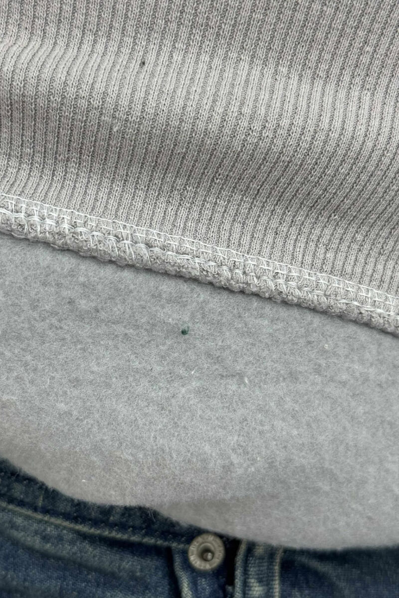 HOODIE E THJESHTË NJËNGJYRËSHE ME PUSH PËR MESHKUJ NË NGJYRËN GRI - 5