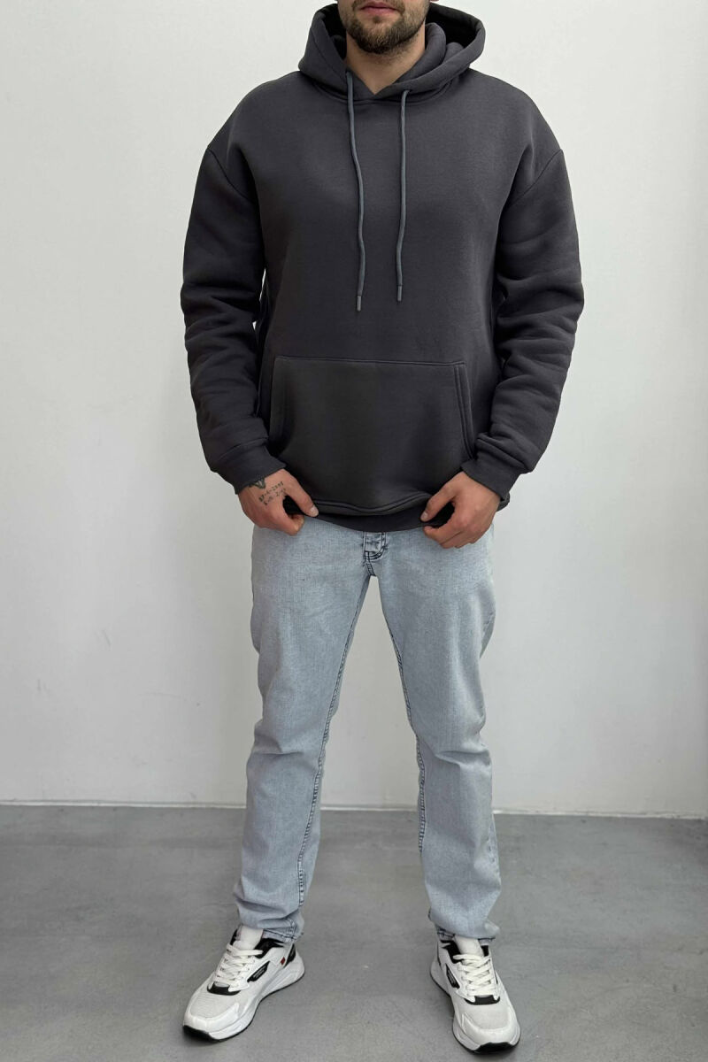 HOODIE E THJESHTË NJËNGJYRËSHE ME PUSH PËR MESHKUJ NË NGJYRËN GRI TË ERRËT - 1