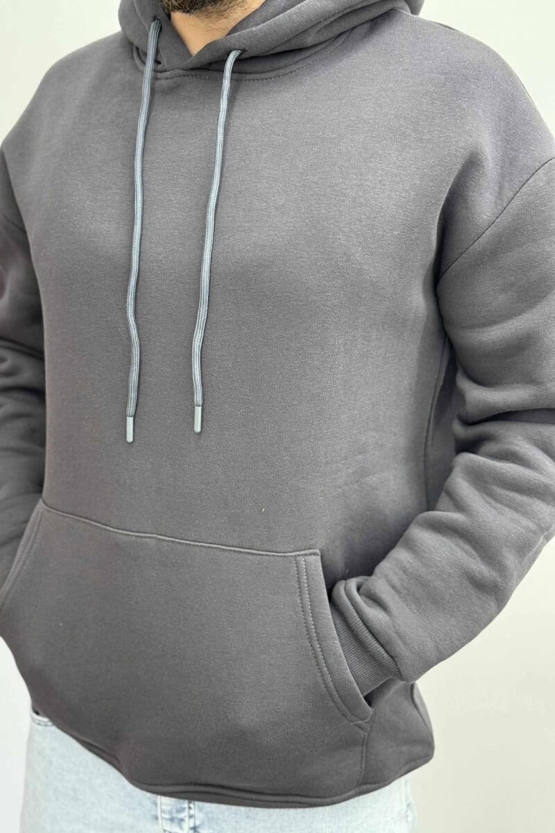 HOODIE E THJESHTË NJËNGJYRËSHE ME PUSH PËR MESHKUJ NË NGJYRËN GRI TË ERRËT - 2