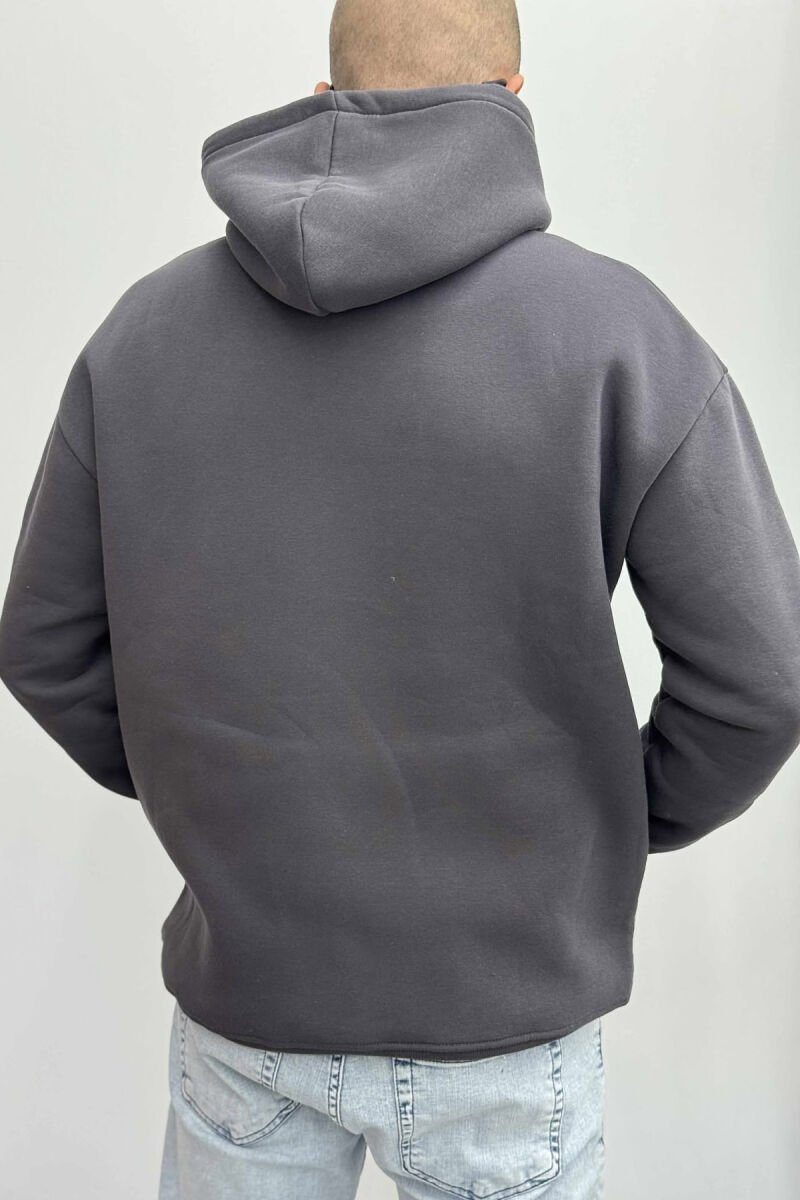 HOODIE E THJESHTË NJËNGJYRËSHE ME PUSH PËR MESHKUJ NË NGJYRËN GRI TË ERRËT - 4