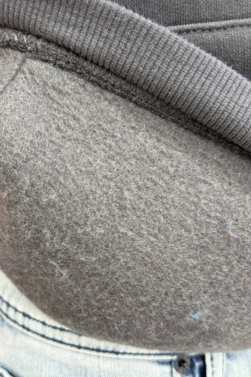 HOODIE E THJESHTË NJËNGJYRËSHE ME PUSH PËR MESHKUJ NË NGJYRËN GRI TË ERRËT - 5