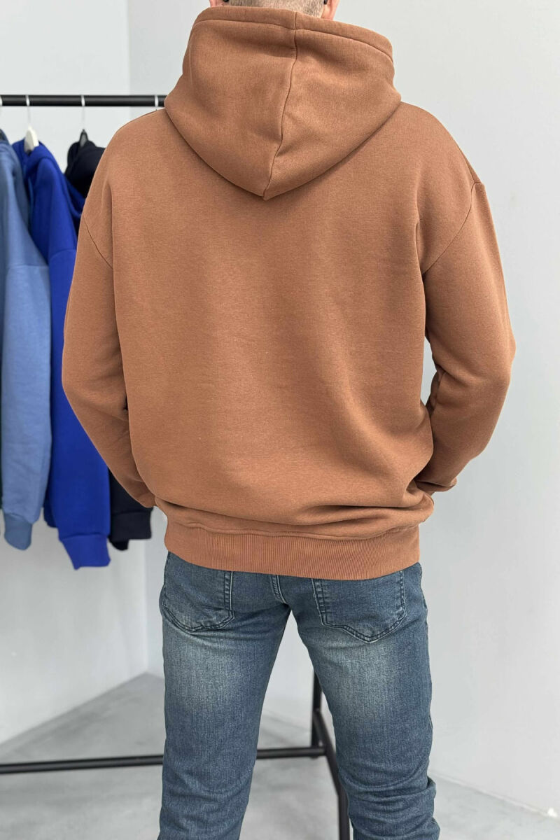 HOODIE E THJESHTË NJËNGJYRËSHE ME PUSH PËR MESHKUJ NË NGJYRËN KAFE - 4