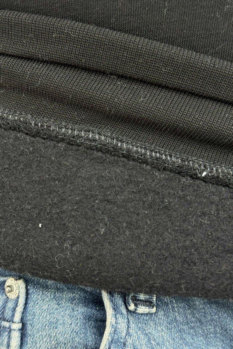 HOODIE E THJESHTË NJËNGJYRËSHE ME PUSH PËR MESHKUJ NË NGJYRËN TË ZEZË - 4