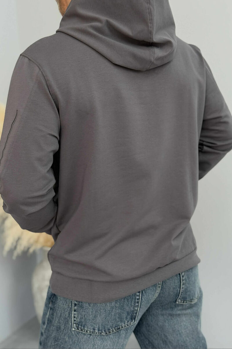 HOODIE ME LOGO TË THJESHTË TË VOGËL PARA PËR MESHKUJ NË NGJYRËN GRI TË ERRËT - 3