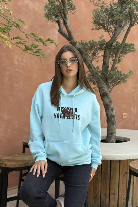 HOODIE ME PUSH DHE DIZAJN NGA TË DY ANËT PËR FEMRA NË NGJYRËN BLU TË ZBARDHUR - 1